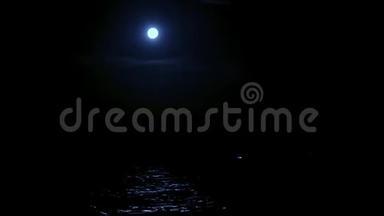 月亮在水上，月亮在水上，月亮在海上，月亮在夜空，夜空在一个水面上
